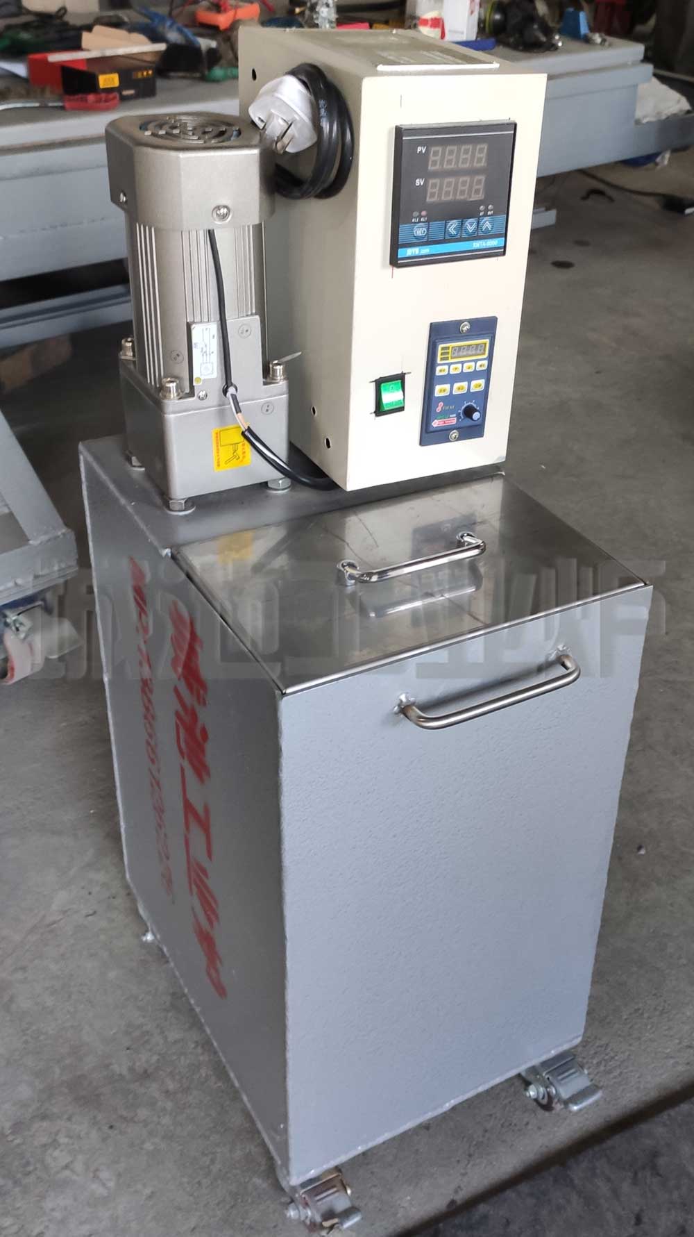 Miniature portable mobile agitation quenching tank